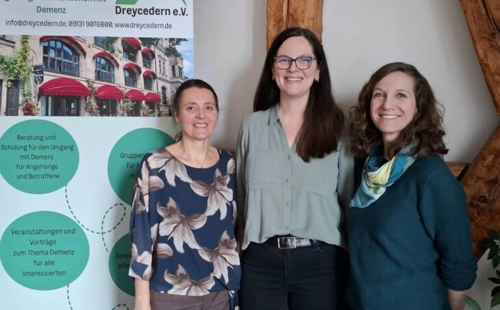 Velislava Marinova-Schmidt, Katharina Kieser und Hanna Klaußner (von links) beraten im Eckentaler Rathaus. Sie sind Gerontologinnen und Fachberaterinnen der Fachstelle für pflegende Angehörige und Menschen mit Demenz des Vereins Dreycedern.