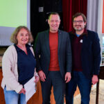 Landrat Armin Kroder zusammen mit Amanda Müller und Lukas Trägner vom Amt für Familie und Jugend.