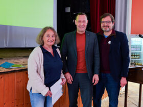 Landrat Armin Kroder zusammen mit Amanda Müller und Lukas Trägner vom Amt für Familie und Jugend.