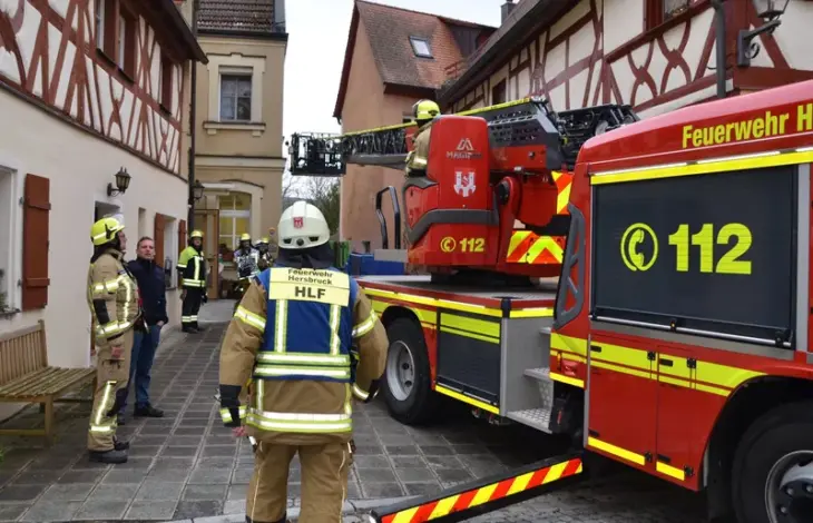 Die Drehleiter der Freiwilligen Feuerwehr Hersbruck bei der Brandschutzübung in der städtischen Kneipp-Kita Altstadtzwerge.