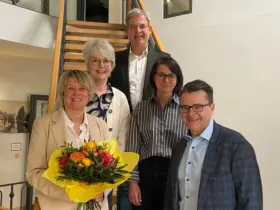Elke Engelhardt, Christl Schäfer-Geiger vom Personalrat, Bürgermeister Robert Ilg, Birgit Meister, stellvertretende Geschäftsleitung, und Matthias Brunner, Leiter Bürgerbüro (von links).