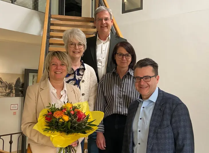 Elke Engelhardt, Christl Schäfer-Geiger vom Personalrat, Bürgermeister Robert Ilg, Birgit Meister, stellvertretende Geschäftsleitung, und Matthias Brunner, Leiter Bürgerbüro (von links).