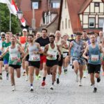 Bilder wie dieses verbinden viele mit dem Altstadtfestlauf: Das Läuferfeld bei der Überquerung der Wasserbrücke.
