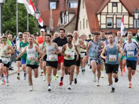 Bilder wie dieses verbinden viele mit dem Altstadtfestlauf: Das Läuferfeld bei der Überquerung der Wasserbrücke.