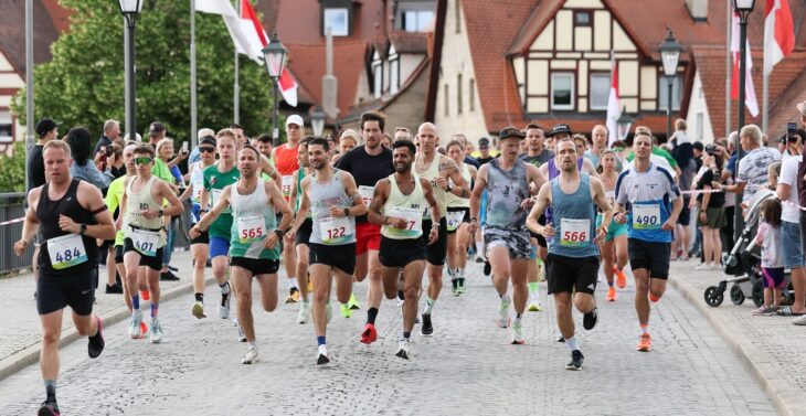 Bilder wie dieses verbinden viele mit dem Altstadtfestlauf: Das Läuferfeld bei der Überquerung der Wasserbrücke.