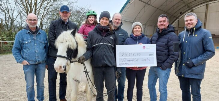 Große Freude bei Klientin Sophia auf dem Pferd Rupert, der Reittherapeutin Tina Kokott (4. von links) und bei Sandra Uhl (3. von rechts), der Leiterin des Therapiehofs Leila, bei der Spendenübergabe durch Vertreter der Rummelsberger Diakonie und der Lotte Schopper Stiftung.