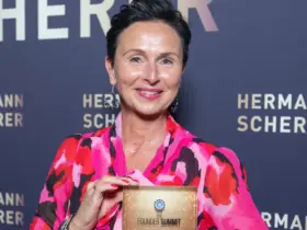 Katrin Smith mit ihrem Award, den sie beim Founder Summit in Wiesbaden erhalten hat.