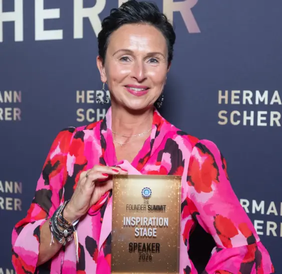 Katrin Smith mit ihrem Award, den sie beim Founder Summit in Wiesbaden erhalten hat.