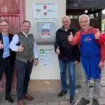Die Feuerwehr Ungelstetten hat sich dafür eingesetzt, einen Defibrillator für Ungelstetten zu bekommen. Mit Spenden gelang die Anschaffung. Am Montag fand die offizielle Übergabe und Inbetriebnahme des Gerätes statt.