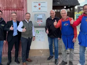 Die Feuerwehr Ungelstetten hat sich dafür eingesetzt, einen Defibrillator für Ungelstetten zu bekommen. Mit Spenden gelang die Anschaffung. Am Montag fand die offizielle Übergabe und Inbetriebnahme des Gerätes statt.