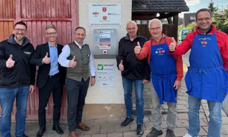 Die Feuerwehr Ungelstetten hat sich dafür eingesetzt, einen Defibrillator für Ungelstetten zu bekommen. Mit Spenden gelang die Anschaffung. Am Montag fand die offizielle Übergabe und Inbetriebnahme des Gerätes statt.