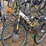 Der Markt Feucht bittet die Besitzer von Schrotträdern, diese umgehend zu entfernen.