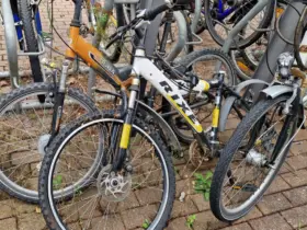 Der Markt Feucht bittet die Besitzer von Schrotträdern, diese umgehend zu entfernen.