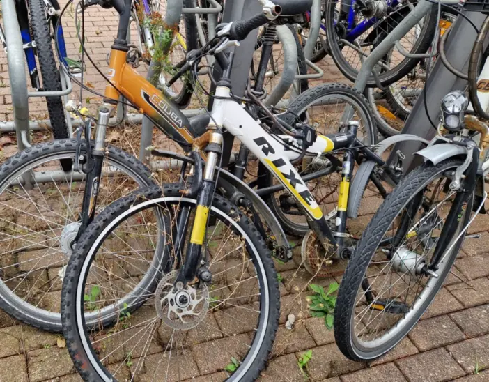 Der Markt Feucht bittet die Besitzer von Schrotträdern, diese umgehend zu entfernen.