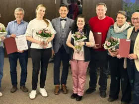 Bürgermeister Ballas (Bildmitte) verabschiedete insgesamt acht Rückersdorfer Gemeinderatsmitglieder (es fehlt auf dem Bild Thomas Balles).