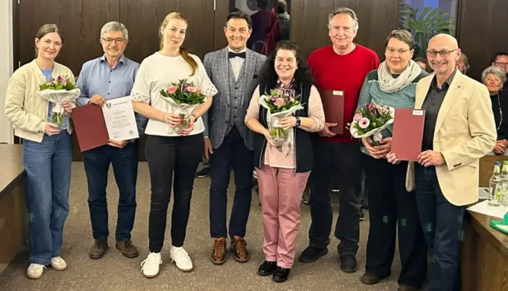 Bürgermeister Ballas (Bildmitte) verabschiedete insgesamt acht Rückersdorfer Gemeinderatsmitglieder (es fehlt auf dem Bild Thomas Balles).