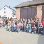 Zum Abschluss der Aufräumaktion versammelten sich viele der Helferinnen und Helfer gut gelaunt für ein gemeinsames Gruppenfoto.