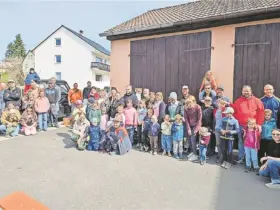 Zum Abschluss der Aufräumaktion versammelten sich viele der Helferinnen und Helfer gut gelaunt für ein gemeinsames Gruppenfoto.