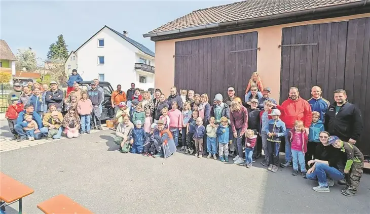 Zum Abschluss der Aufräumaktion versammelten sich viele der Helferinnen und Helfer gut gelaunt für ein gemeinsames Gruppenfoto.