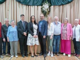 Eine Delegation aus Schwarzenbruck hat die Partnerstadt Kecel in Ungarn besucht. Der Keceler Bürgermeister Tamas Benedeczki und Vertreterin Anita Sendula stehen links neben Markus Holzammer.