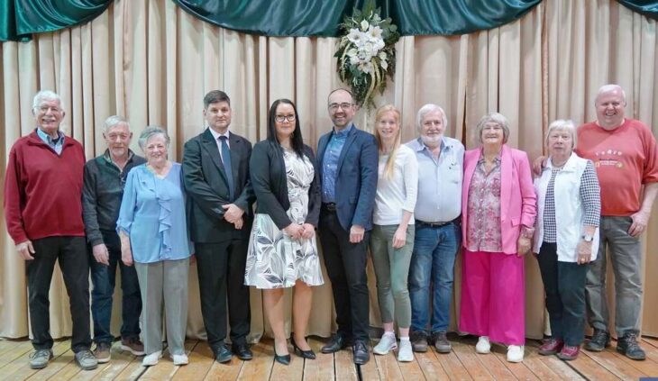Eine Delegation aus Schwarzenbruck hat die Partnerstadt Kecel in Ungarn besucht. Der Keceler Bürgermeister Tamas Benedeczki und Vertreterin Anita Sendula stehen links neben Markus Holzammer.