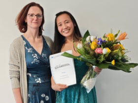Mit Roselma Dalces hat am Krankenhaus Rummelsberg die erste Integrationsmitarbeiterin die Weiterbildung „Pflege Paraplegiologie“ erfolgreich absolviert.