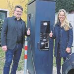 Bürgermeister Martin Pirner und Kommunalmanagerin Sonja Olbrich nahmen die neue Ladestation in Betrieb.