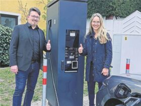 Bürgermeister Martin Pirner und Kommunalmanagerin Sonja Olbrich nahmen die neue Ladestation in Betrieb.