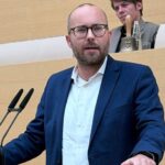 Landtagsabgeordneter Felix Locke (Freie Wähler) am Rednerpult.