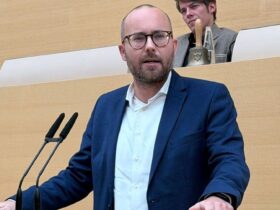 Landtagsabgeordneter Felix Locke (Freie Wähler) am Rednerpult.