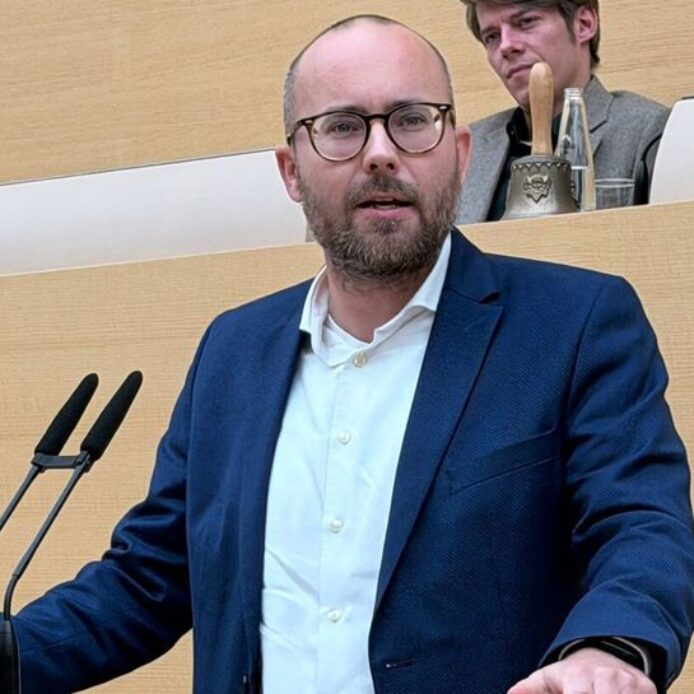 Landtagsabgeordneter Felix Locke (Freie Wähler) am Rednerpult.