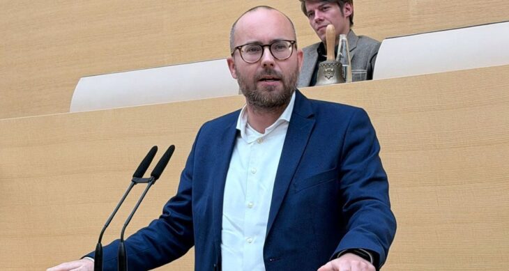Landtagsabgeordneter Felix Locke (Freie Wähler) am Rednerpult.