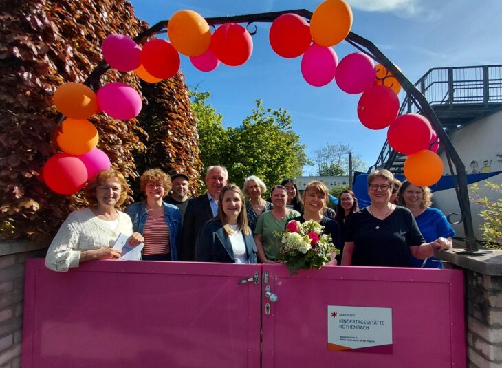 Luftballons zum Trägerwechsel: Diakoneo aus Neuendettelsau betreibt nun die Kindertagesstätte in der Bahnhofstraße in Röthenbach.