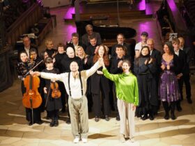 Trio Vier, Lechner Ensemble, Solisten, Musiker, Tänzer und Licht: Der lange Applaus belohnt alle Mitwirkenden.