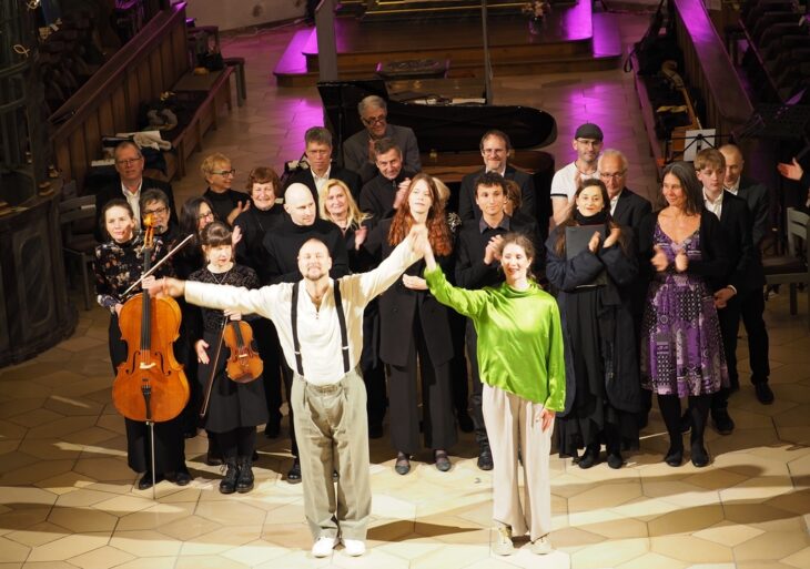 Trio Vier, Lechner Ensemble, Solisten, Musiker, Tänzer und Licht: Der lange Applaus belohnt alle Mitwirkenden.