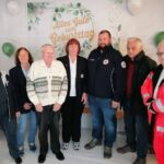 Dieter Recknagel (3.v.l.) erhielt an seinem 85. Geburtstag Besuch von der Rot-Kreuz-Bereitschaft.