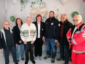 Dieter Recknagel (3.v.l.) erhielt an seinem 85. Geburtstag Besuch von der Rot-Kreuz-Bereitschaft.