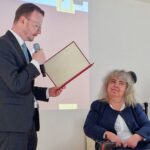 Bezirkstagspräsident Peter Daniel Forster überreicht den Ehrenbrief des Bezirks Mittelfranken im Jüdischen Museum Franken in Fürth an Angelika Feisthammel.