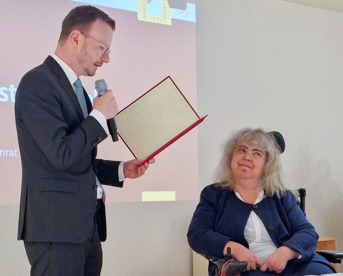 Bezirkstagspräsident Peter Daniel Forster überreicht den Ehrenbrief des Bezirks Mittelfranken im Jüdischen Museum Franken in Fürth an Angelika Feisthammel.