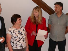 Peter Swoboda (FWG), Markus Barth (CSU), Petra Seitz (SPD) und Dieter Clausnitzer (FWG) sowie Markus Schuhmann (CSU) wurden in der konstituierenden Sitzung als neue Gemeinderatsmitglieder von Tanja Riedel (Mitte) vereidigt.