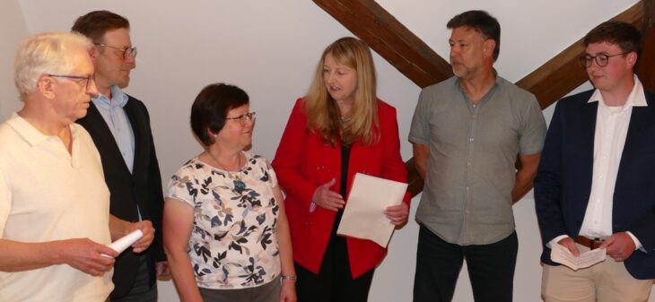 Peter Swoboda (FWG), Markus Barth (CSU), Petra Seitz (SPD) und Dieter Clausnitzer (FWG) sowie Markus Schuhmann (CSU) wurden in der konstituierenden Sitzung als neue Gemeinderatsmitglieder von Tanja Riedel (Mitte) vereidigt.