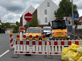 Aktuell ist die Ausfahrt vom Marktplatz über die Falknerstraße nicht möglich. Wer den Marktplatz verlassen möchte, muss den Umweg über das Nürnberger Tor nehmen.