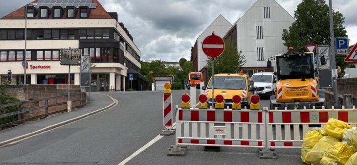 Aktuell ist die Ausfahrt vom Marktplatz über die Falknerstraße nicht möglich. Wer den Marktplatz verlassen möchte, muss den Umweg über das Nürnberger Tor nehmen.