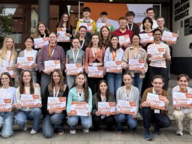 Unter den Finalisten für das Bundesfinale von Jugend präsentiert ist mit Emma Beau Elcamel (2. Reihe, Zweite von rechts) auch eine Schülerin des Leibniz-Gymnasiums in Altdorf.
