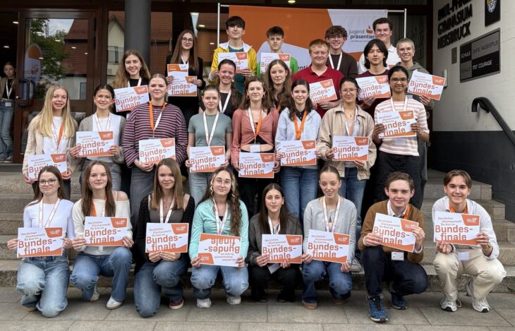 Unter den Finalisten für das Bundesfinale von Jugend präsentiert ist mit Emma Beau Elcamel (2. Reihe, Zweite von rechts) auch eine Schülerin des Leibniz-Gymnasiums in Altdorf.