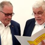 ASB-Landesvorsitzender Norbert Tessmer überreicht Bruno Schmidt (links) eine Dankesurkunde des ASB-Landesverbandes Bayern für seine Verdienste für den ASB Nürnberger Land.