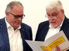 ASB-Landesvorsitzender Norbert Tessmer überreicht Bruno Schmidt (links) eine Dankesurkunde des ASB-Landesverbandes Bayern für seine Verdienste für den ASB Nürnberger Land.