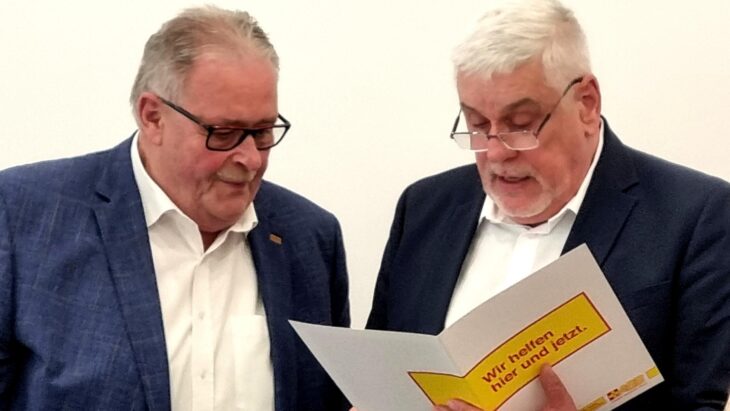 ASB-Landesvorsitzender Norbert Tessmer überreicht Bruno Schmidt (links) eine Dankesurkunde des ASB-Landesverbandes Bayern für seine Verdienste für den ASB Nürnberger Land.