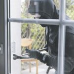 Geschlossene Fenster und Balkontüren bieten weniger Angriffsfläche für Einbrecher. Foto: Silvia Marks/dpa