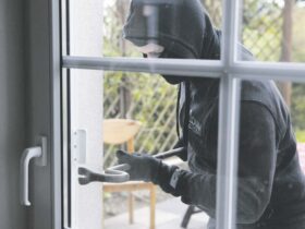 Geschlossene Fenster und Balkontüren bieten weniger Angriffsfläche für Einbrecher. Foto: Silvia Marks/dpa